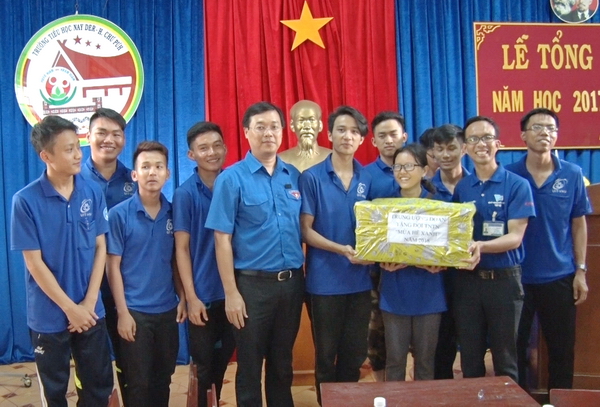 Bí thư thứ nhất Trung ương Đoàn Lê Quốc Phong tặng quà cho các SVTN TP Hồ Chí Minh tại xã Ia Le huyện Chư Puwh Gia Lai.jpg